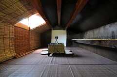 屋根裏は、こぢんまりとした映写室になっています。正面の壁がスクリーンです。(2011-06-22,共用部,OTHER,3F)