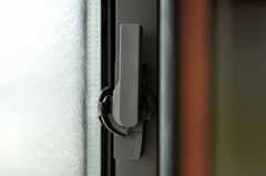 防音ガラス窓の鍵の様子。（205号室）(2010-03-23,専有部,ROOM,2F)