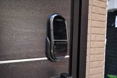 玄関の鍵はナンバー式のオートロックです。(2020-08-04,周辺環境,ENTRANCE,1F)