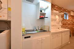キッチンは廊下に設置されています。(2020-08-04,共用部,KITCHEN,1F)