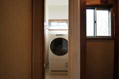 廊下の一角に洗濯機が設置されています。アコーディオンカーテンを占めることもできます。(2013-09-12,共用部,LAUNDRY,2F)