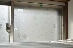窓ガラスは植物の模様。(2013-09-12,共用部,OTHER,2F)