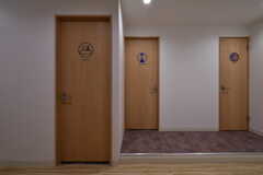 廊下の様子2。左手はバスルーム、中央は男性用のシャワールーム、右手はトイレです。(2018-05-18,共用部,OTHER,1F)