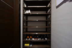 靴箱の様子。1階の靴箱と合わせると、ひとり13足ほど収納できます。(2022-04-12,共用部,OTHER,2F)