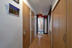 廊下の様子。左手にシャワールームが2室並んでいます。(2022-04-12,共用部,OTHER,2F)