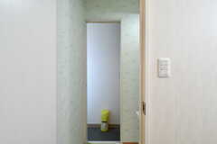 トイレの奥に扉があり、屋上に上がる外階段へアクセスできます。(2022-04-12,共用部,OTHER,3F)