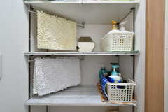 部屋ごとに収納棚が使用できます。(2022-09-13,共用部,BATH,2F)