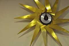 リビングに飾られた向日葵のような時計。(2012-04-27,共用部,OTHER,1F)