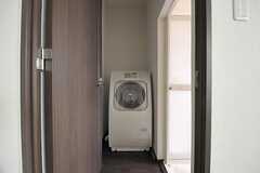 脱衣室に設置された洗濯機の様子。(2012-04-27,共用部,BATH,1F)