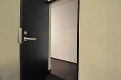 リビングに面している101号室は、ドアを開けても部屋の中が見えない設計。(2012-04-27,専有部,ROOM,1F)