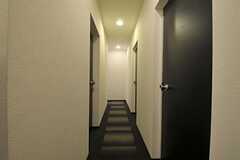 廊下には専有部が並んでいます。(2012-04-27,共用部,OTHER,2F)