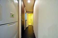 廊下のつきあたりがバスルームです。(2010-10-28,共用部,OTHER,1F)