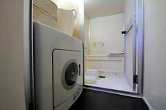 脱衣室に設置された乾燥機の様子。(2010-10-28,共用部,LAUNDRY,1F)