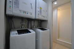 シャワールームの脇はランドリースペースです。洗濯機と乾燥機が2台ずつ設置されています。(2018-07-11,共用部,LAUNDRY,2F)