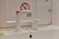 洗面台はシャワー水栓付きです。(2018-05-19,共用部,WASHSTAND,2F)