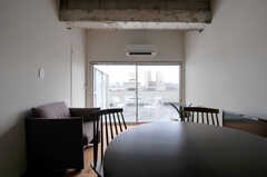 正面の掃き出し窓からベランダに出ることができます。(2012-09-18,共用部,LIVINGROOM,5F)