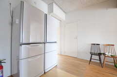 冷蔵庫は2台。その脇の廊下を進むと、水まわり設備と専有部が並んでいます。(2012-09-18,共用部,KITCHEN,5F)