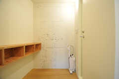 脱衣室の様子。右手にシャワールームがあります。ここに掃除機も置かれています。(2012-09-18,共用部,BATH,5F)