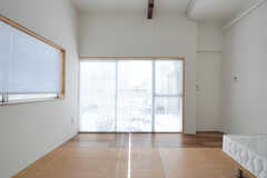 専有部の様子2。正面の掃き出し窓から、リビング脇のベランダに出ることができます。（501号室）(2012-09-18,専有部,ROOM,5F)