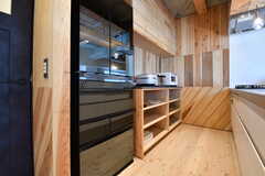 キッチンの対面に冷蔵庫と食器棚が設置されています。(2019-05-17,共用部,KITCHEN,4F)