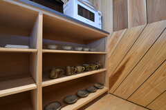 食器棚の様子。食器棚には小皿やコーヒーカップが収納されています。(2019-05-17,共用部,KITCHEN,4F)