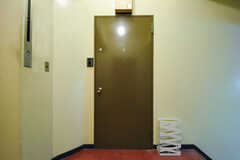 シェアハウスの玄関ドアの様子。(2012-07-27,周辺環境,ENTRANCE,10F)