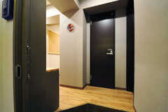 正面玄関から見た内部の様子。正面のドアはトイレです。(2012-07-27,周辺環境,ENTRANCE,10F)