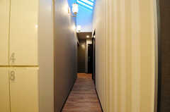 廊下の様子。日中は天井のトップライト、夜は街灯のようなウォールランプが廊下を照らします。(2012-07-27,共用部,OTHER,10F)