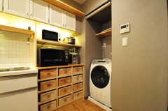 キッチン家電の様子。洗濯機はロールスクリーンで隠すことができます。(2012-07-27,共用部,KITCHEN,10F)