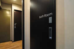 バスルームの引き戸の様子。奥にはトイレとシャワールームがあります。(2012-07-27,共用部,BATH,10F)