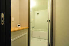 バスルームの様子。脱衣スペースには小さな棚が付いています。(2012-07-27,共用部,BATH,10F)