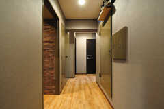廊下の様子。左手がリビング、正面の扉がシャワールームです。(2012-07-27,共用部,OTHER,10F)
