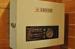年代モノの連動制御器。火災など発生した際に使用するものとのこと。(2011-07-29,共用部,OTHER,4F)