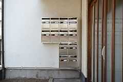 玄関脇に設置されたポストの様子。ポストは各部屋ごとに設けられています。(2013-03-22,周辺環境,ENTRANCE,1F)