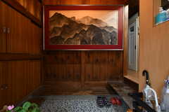 玄関から見た内部の様子。特大サイズの日本画がお出迎え。(2022-04-14,周辺環境,ENTRANCE,1F)
