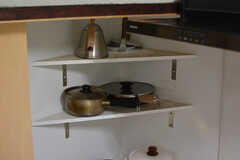 フライパンや鍋類は棚に収納されています。三角形が珍しい。(2022-04-14,共用部,KITCHEN,2F)