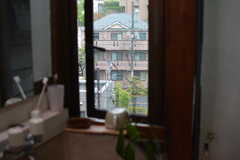 洗面台の横の窓。(2022-04-14,共用部,WASHSTAND,2F)
