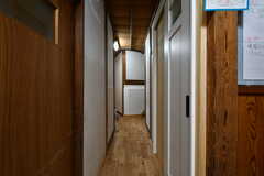 廊下の様子。右手の白いドアがバスルームです。(2022-04-14,共用部,OTHER,1F)