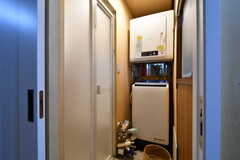 脱衣室には洗濯機と乾燥機が設置されています。(2022-04-14,共用部,LAUNDRY,1F)