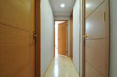 廊下の様子。正面のドアの先がラウンジです。(2013-05-23,共用部,OTHER,4F)