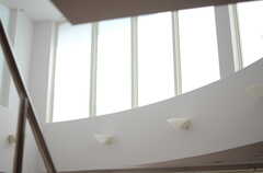 吹き抜けには窓が広く設けられています。(2013-05-23,共用部,LIVINGROOM,4F)