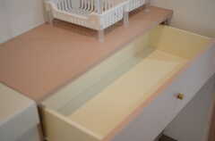 脱衣室にはバスタオルなどを置ける収納が設けられています。(2013-05-23,共用部,BATH,5F)