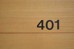 専有部のドアにデザインされたルームサイン。（401号室）(2013-05-23,専有部,ROOM,5F)