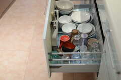 シンク下の収納には、食器類が収まっています。(2013-05-23,共用部,KITCHEN,2F)