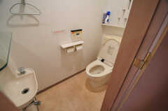 ウォシュレット付きトイレの様子。手洗い場も備え付けられています。(2013-05-23,共用部,TOILET,2F)