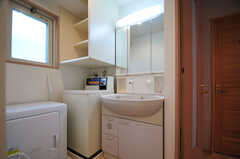 脱衣室には、洗面台と洗濯機と＆乾燥機が設置されています。(2013-05-23,共用部,OTHER,2F)