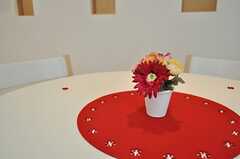 ダイニングテーブルには花が飾られています。(2011-10-21,共用部,LIVINGROOM,3F)