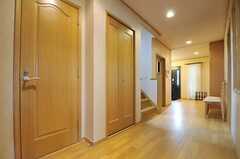 廊下の様子。左手前のドアがトイレです。(2013-03-28,共用部,OTHER,1F)