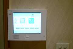 エレベーター脇に設置されたディスプレイで、建物のセキュリティ状況をチェックできます。(2013-03-28,共用部,OTHER,1F)