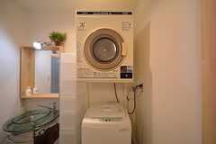 洗濯機と乾燥機の様子。乾燥機はコイン式です。(2015-01-17,共用部,LAUNDRY,1F)
